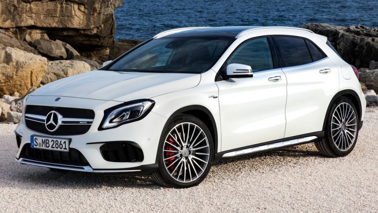 De Mercedes-Benz GLA heeft een facelift gekregen. Naast een subtiel bijgewerkt uiterlijk is er ook een nieuwe motor leverbaar. De verkoop start vandaag.