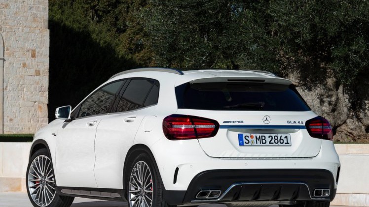 De Mercedes-Benz GLA heeft een facelift gekregen. Naast een subtiel bijgewerkt uiterlijk is er ook een nieuwe motor leverbaar. De verkoop start vandaag.