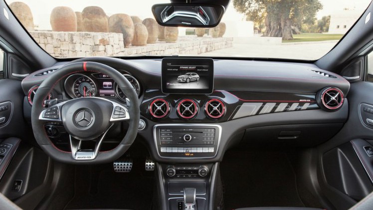 De Mercedes-Benz GLA heeft een facelift gekregen. Naast een subtiel bijgewerkt uiterlijk is er ook een nieuwe motor leverbaar. De verkoop start vandaag.