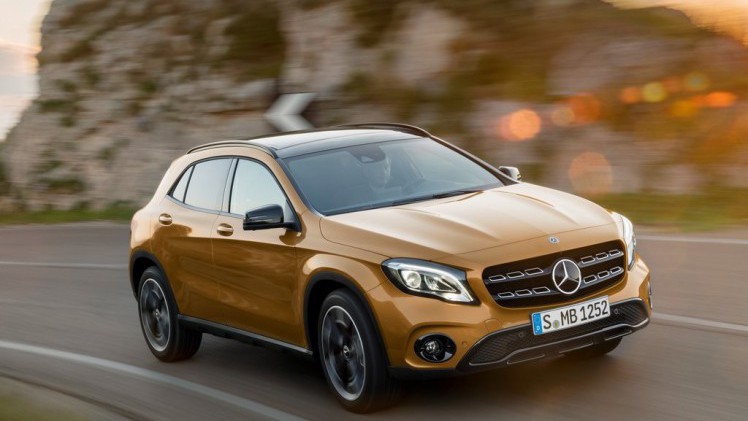 De Mercedes-Benz GLA heeft een facelift gekregen. Naast een subtiel bijgewerkt uiterlijk is er ook een nieuwe motor leverbaar. De verkoop start vandaag.