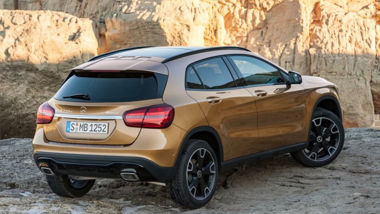 De Mercedes-Benz GLA heeft een facelift gekregen. Naast een subtiel bijgewerkt uiterlijk is er ook een nieuwe motor leverbaar. De verkoop start vandaag.