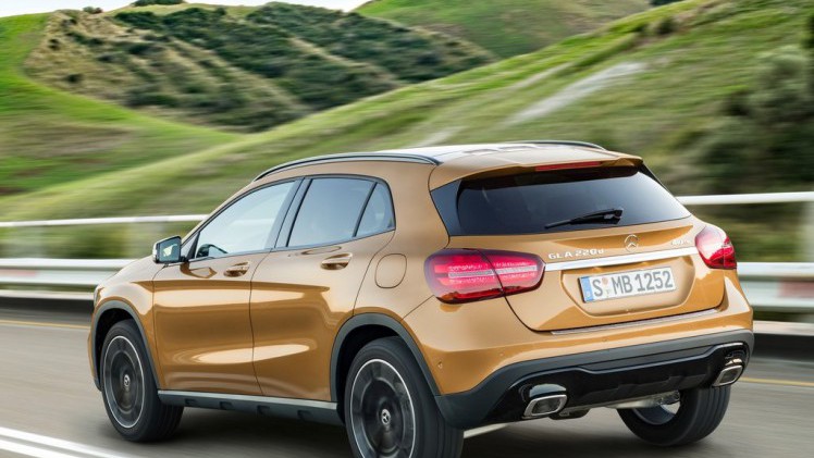 De Mercedes-Benz GLA heeft een facelift gekregen. Naast een subtiel bijgewerkt uiterlijk is er ook een nieuwe motor leverbaar. De verkoop start vandaag.
