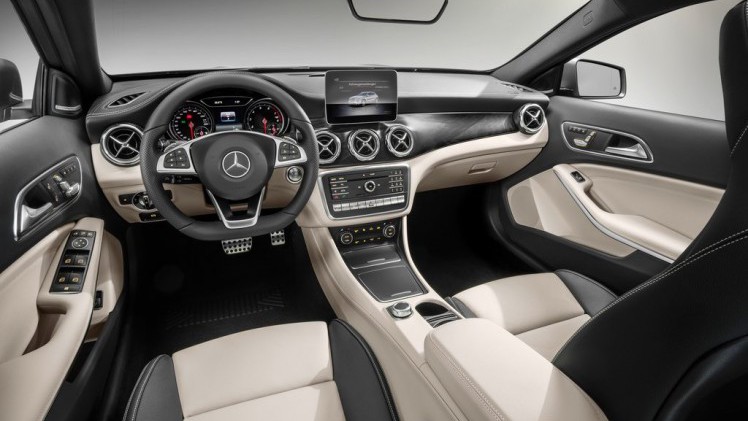 De Mercedes-Benz GLA heeft een facelift gekregen. Naast een subtiel bijgewerkt uiterlijk is er ook een nieuwe motor leverbaar. De verkoop start vandaag.