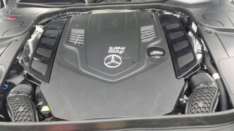 De gefacelifte Mercedes-Benz S-Klasse is vroegtijdig op het internet beland. De beelden tonen niet alleen de binnen- en buitenkant, maar ook een volledig nieuwe uitvoering