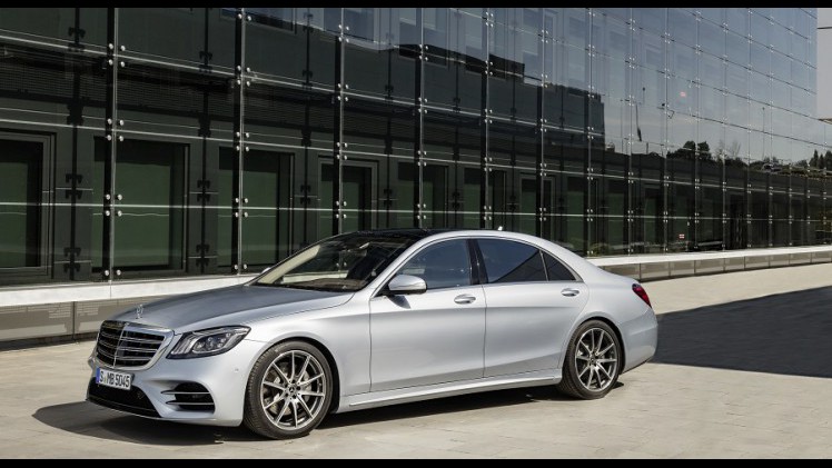 Mercedes-Benz heeft de vernieuwde S-Klasse nu volledig onthuld. Er zijn nieuwe motoren, een plug-in hybridevariant, meer rijtechnologie en meerdere kleinere wijzigingen.