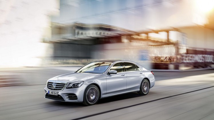 Mercedes-Benz heeft de vernieuwde S-Klasse nu volledig onthuld. Er zijn nieuwe motoren, een plug-in hybridevariant, meer rijtechnologie en meerdere kleinere wijzigingen.