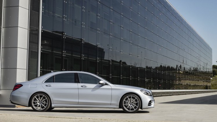 Mercedes-Benz heeft de vernieuwde S-Klasse nu volledig onthuld. Er zijn nieuwe motoren, een plug-in hybridevariant, meer rijtechnologie en meerdere kleinere wijzigingen.