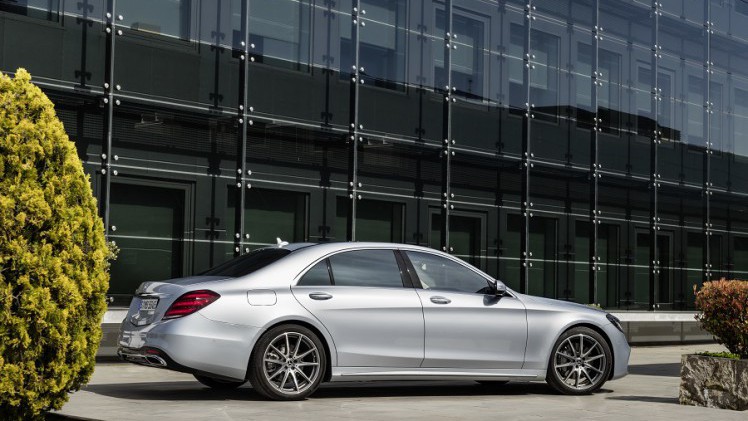 Mercedes-Benz heeft de vernieuwde S-Klasse nu volledig onthuld. Er zijn nieuwe motoren, een plug-in hybridevariant, meer rijtechnologie en meerdere kleinere wijzigingen.