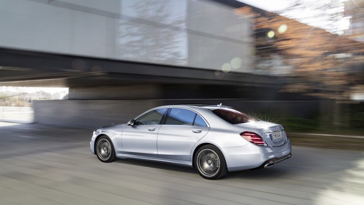 Mercedes-Benz heeft de vernieuwde S-Klasse nu volledig onthuld. Er zijn nieuwe motoren, een plug-in hybridevariant, meer rijtechnologie en meerdere kleinere wijzigingen.