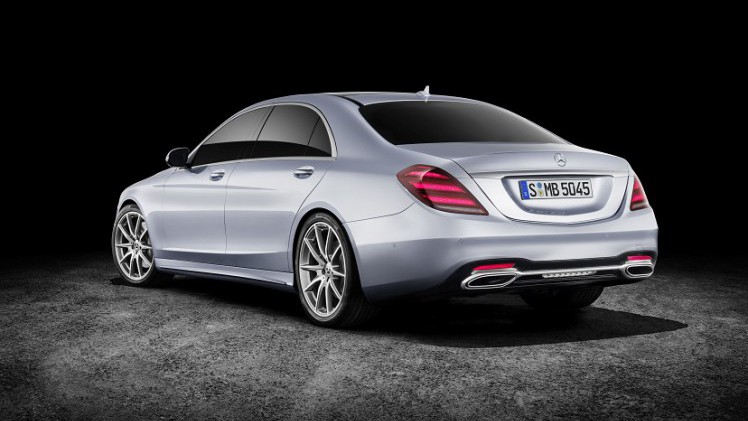 Mercedes-Benz heeft de vernieuwde S-Klasse nu volledig onthuld. Er zijn nieuwe motoren, een plug-in hybridevariant, meer rijtechnologie en meerdere kleinere wijzigingen.