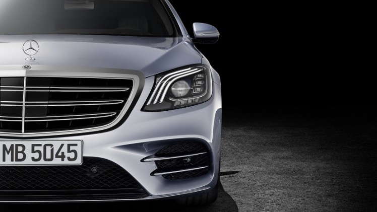 Mercedes-Benz heeft de vernieuwde S-Klasse nu volledig onthuld. Er zijn nieuwe motoren, een plug-in hybridevariant, meer rijtechnologie en meerdere kleinere wijzigingen.