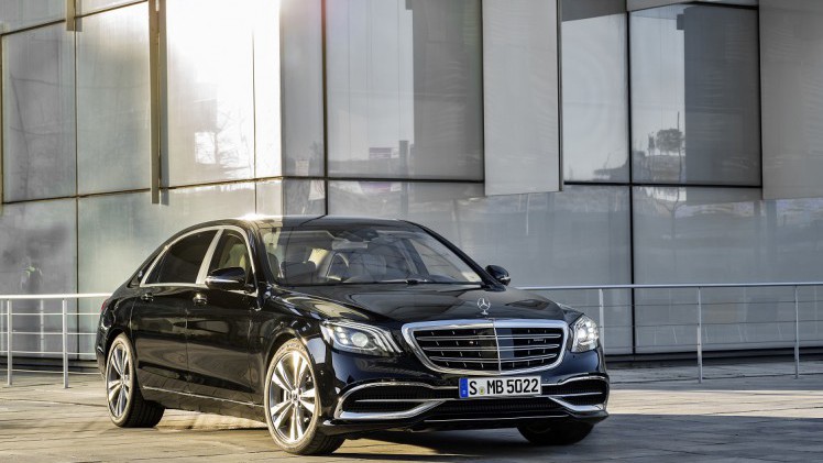 Mercedes-Benz heeft de vernieuwde S-Klasse nu volledig onthuld. Er zijn nieuwe motoren, een plug-in hybridevariant, meer rijtechnologie en meerdere kleinere wijzigingen.