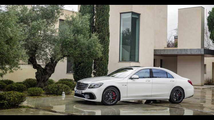 Mercedes-Benz heeft de vernieuwde S-Klasse nu volledig onthuld. Er zijn nieuwe motoren, een plug-in hybridevariant, meer rijtechnologie en meerdere kleinere wijzigingen.