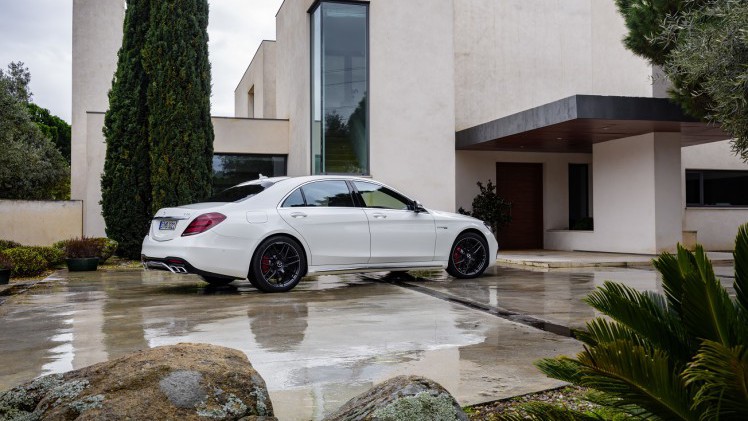 Mercedes-Benz heeft de vernieuwde S-Klasse nu volledig onthuld. Er zijn nieuwe motoren, een plug-in hybridevariant, meer rijtechnologie en meerdere kleinere wijzigingen.