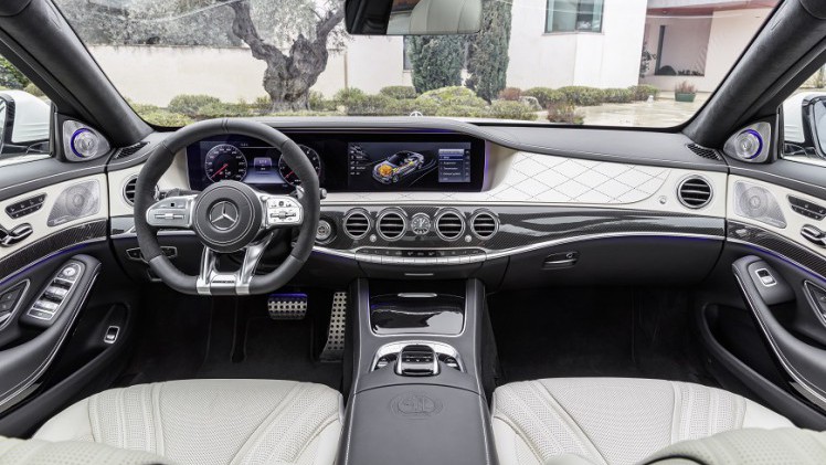 Mercedes-Benz heeft de vernieuwde S-Klasse nu volledig onthuld. Er zijn nieuwe motoren, een plug-in hybridevariant, meer rijtechnologie en meerdere kleinere wijzigingen.