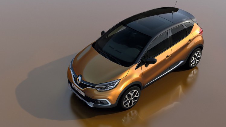 Renault heeft de Captur van een facelift voorzien. De auto krijgt er een iets strakkere uitstraling door en ligt nu wat meer op n lijn met de andere Renault-modellen.