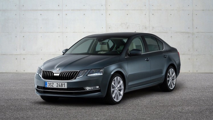 De Skoda Octavia heeft een facelift gekregen. Naast een nieuw front brengt die enkele nieuwe rijhulpsystemen en verbeterde technieken met zich mee.
