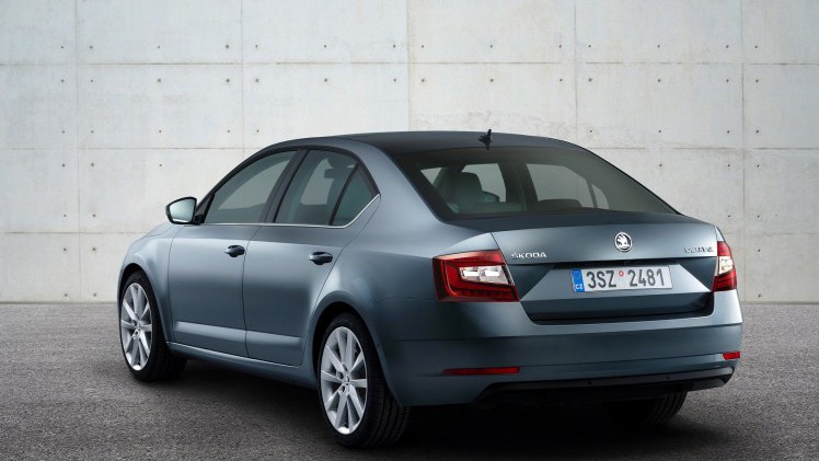De Skoda Octavia heeft een facelift gekregen. Naast een nieuw front brengt die enkele nieuwe rijhulpsystemen en verbeterde technieken met zich mee.