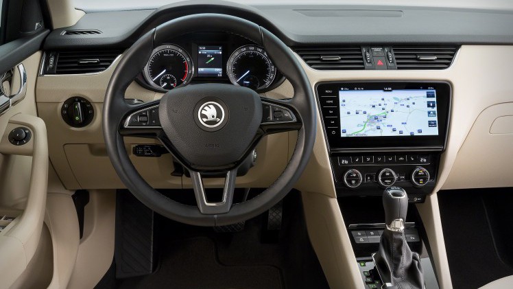 De Skoda Octavia heeft een facelift gekregen. Naast een nieuw front brengt die enkele nieuwe rijhulpsystemen en verbeterde technieken met zich mee.