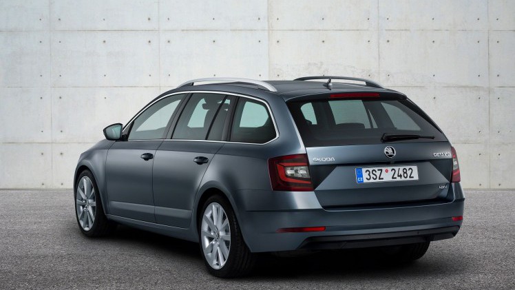 De Skoda Octavia heeft een facelift gekregen. Naast een nieuw front brengt die enkele nieuwe rijhulpsystemen en verbeterde technieken met zich mee.