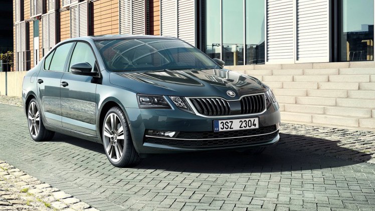 De Skoda Octavia heeft een facelift gekregen. Naast een nieuw front brengt die enkele nieuwe rijhulpsystemen en verbeterde technieken met zich mee.