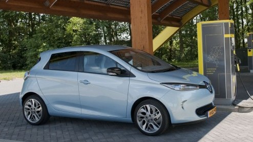 Fastned heeft nieuwe openbare snellaadstations geopend en breidt het netwerk dit jaar nog verder uit.