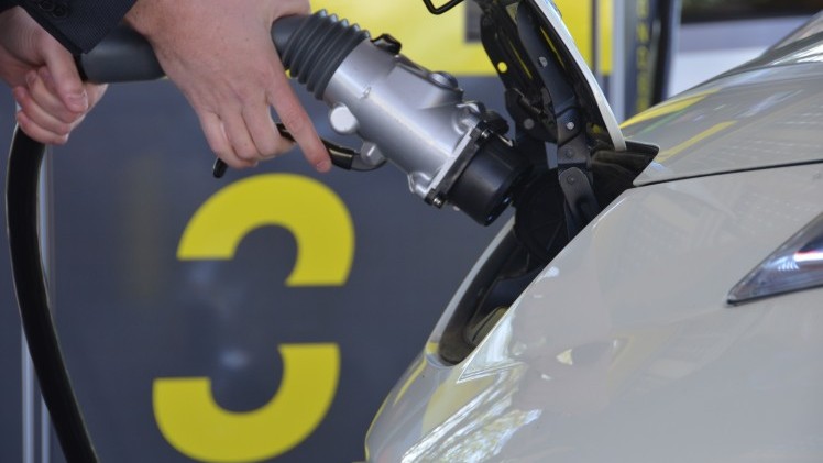 Fastned klaagt bij Rijkswaterstaat over oneerlijke concurrentie tussen de aanbieders van elektriciteit en tankstationhouders.