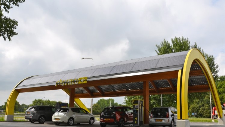 Fastned klaagt bij Rijkswaterstaat over oneerlijke concurrentie tussen de aanbieders van elektriciteit en tankstationhouders.