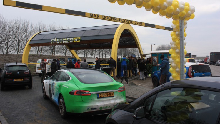 Tesla-rijders kunnen in navolging van het Tesla Supercharger netwerk ook snelladen bij het Fastned netwerk op meer dan vijftig locaties in Nederland.