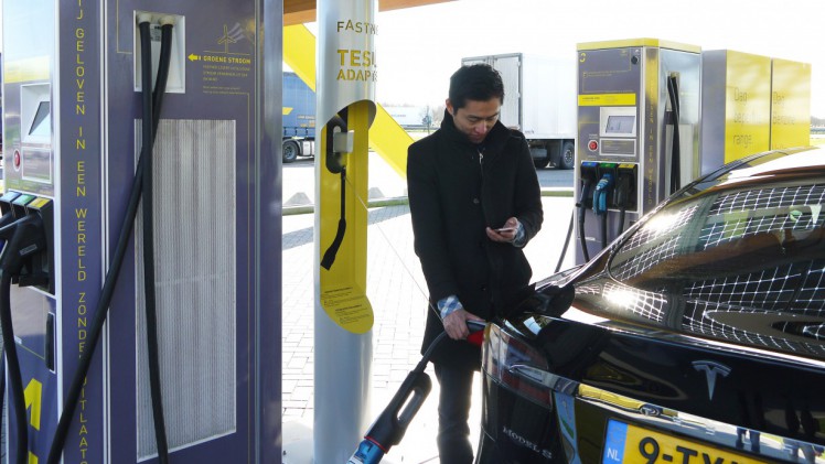 Tesla-rijders kunnen in navolging van het Tesla Supercharger netwerk ook snelladen bij het Fastned netwerk op meer dan vijftig locaties in Nederland.