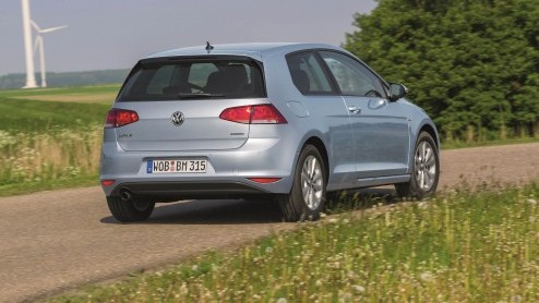 De Volkswagen Golf blaast dit jaar veertig kaarsjes uit en dat is reden voor een feestje. Volkswagen introduceert de Edition 40-modellen voor vrijwel alle varianten.