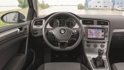 De Volkswagen Golf blaast dit jaar veertig kaarsjes uit en dat is reden voor een feestje. Volkswagen introduceert de Edition 40-modellen voor vrijwel alle varianten.