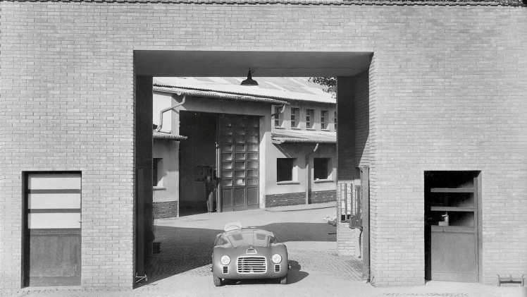 Vanaf deze week viert Ferrari feest, want het is 70 jaar geleden dat er voor het eerst een Ferrari de fabriekspoorten in Maranello uitreed. Diezelfde auto deed dat vandaag weer.