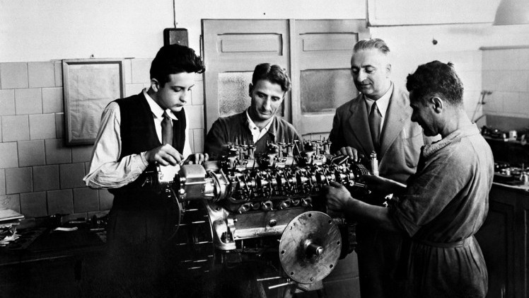 Vanaf deze week viert Ferrari feest, want het is 70 jaar geleden dat er voor het eerst een Ferrari de fabriekspoorten in Maranello uitreed. Diezelfde auto deed dat vandaag weer.