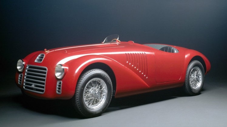 Vanaf deze week viert Ferrari feest, want het is 70 jaar geleden dat er voor het eerst een Ferrari de fabriekspoorten in Maranello uitreed. Diezelfde auto deed dat vandaag weer.