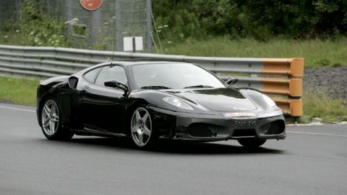 Ferrari gaat binnenkort dan eindelijk komen met het antwoord op het RS geweld uit Stuttgart. Ferrari komt dus ook met en lichter en daardoor sneller op het circuit model.