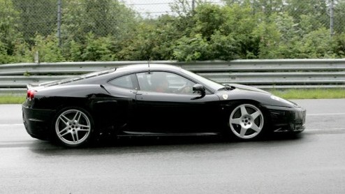 Ferrari gaat binnenkort dan eindelijk komen met het antwoord op het RS geweld uit Stuttgart. Ferrari komt dus ook met en lichter en daardoor sneller op het circuit model.