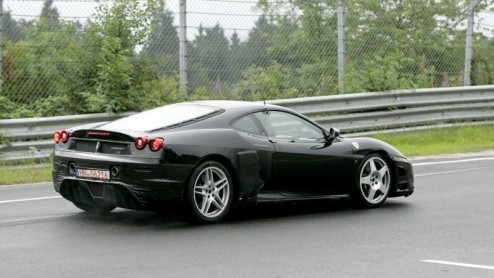 Ferrari gaat binnenkort dan eindelijk komen met het antwoord op het RS geweld uit Stuttgart. Ferrari komt dus ook met en lichter en daardoor sneller op het circuit model.