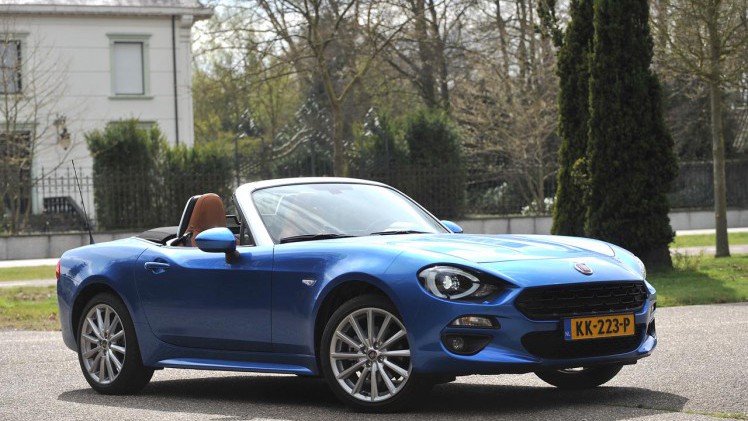 Fiat ontwikkelde op basis van de Mazda MX-5 een eigen roadster, de 124 Spider. Weet de Italiaan het Japanse niveau te verbeteren?