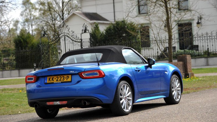 Fiat ontwikkelde op basis van de Mazda MX-5 een eigen roadster, de 124 Spider. Weet de Italiaan het Japanse niveau te verbeteren?
