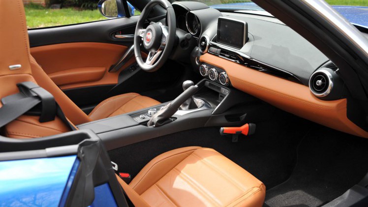 Fiat ontwikkelde op basis van de Mazda MX-5 een eigen roadster, de 124 Spider. Weet de Italiaan het Japanse niveau te verbeteren?