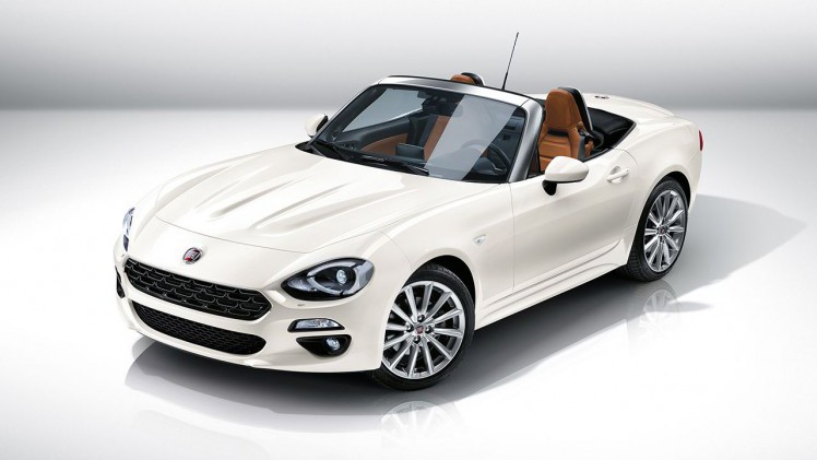 Fiat onthult 124 Spider 1.4 MultiAir Turbo als nieuwe roadster. De auto deelt zijn basis met de Mazda MX-5 en rolt vanaf de zomer 2016 van de band.