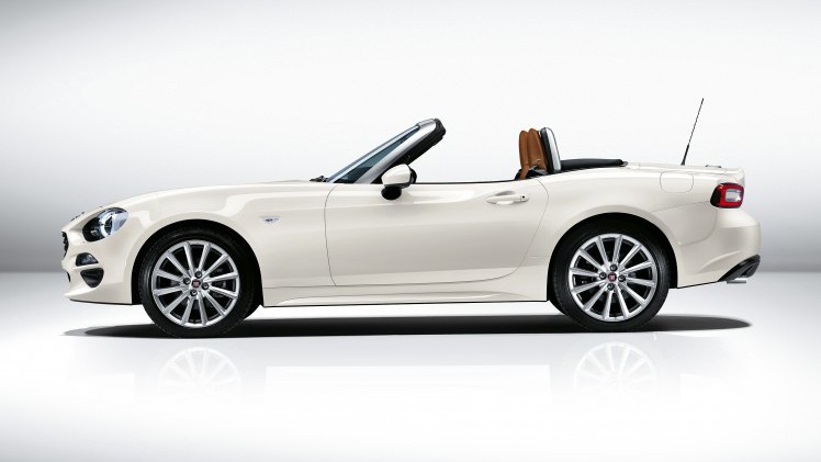 Fiat onthult 124 Spider 1.4 MultiAir Turbo als nieuwe roadster. De auto deelt zijn basis met de Mazda MX-5 en rolt vanaf de zomer 2016 van de band.