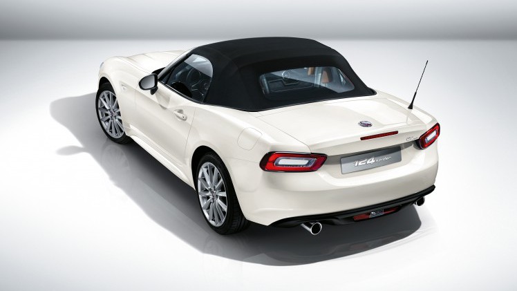 Fiat onthult 124 Spider 1.4 MultiAir Turbo als nieuwe roadster. De auto deelt zijn basis met de Mazda MX-5 en rolt vanaf de zomer 2016 van de band.