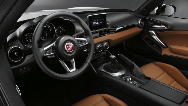 Fiat onthult 124 Spider 1.4 MultiAir Turbo als nieuwe roadster. De auto deelt zijn basis met de Mazda MX-5 en rolt vanaf de zomer 2016 van de band.