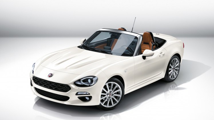 Fiat zet de 124 Spider deze zomer in de showroom vanaf 33.995 euro. De Roadster is er in twee uitvoeringen, met de Lusso uitvoering als meest luxe.
