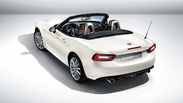 Fiat zet de 124 Spider deze zomer in de showroom vanaf 33.995 euro. De Roadster is er in twee uitvoeringen, met de Lusso uitvoering als meest luxe.