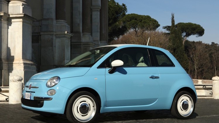 Retro wielen, klassieke Fiat logo's en kleuren die zo uit de jaren 50 lijken te komen. Dat leuks heeft nu een prijs: de Fiat 500 Vintage '57 kost minimaal 17.995 euro.