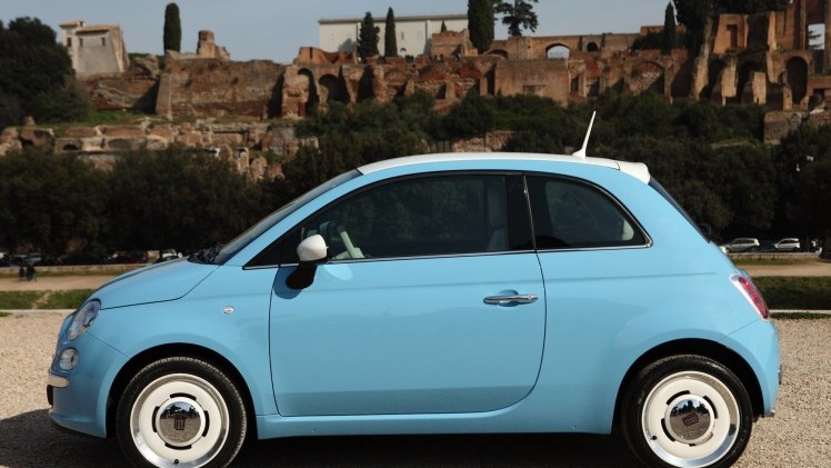 Retro wielen, klassieke Fiat logo's en kleuren die zo uit de jaren 50 lijken te komen. Dat leuks heeft nu een prijs: de Fiat 500 Vintage '57 kost minimaal 17.995 euro.