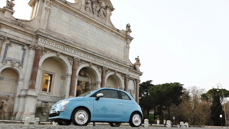 Retro wielen, klassieke Fiat logo's en kleuren die zo uit de jaren 50 lijken te komen. Dat leuks heeft nu een prijs: de Fiat 500 Vintage '57 kost minimaal 17.995 euro.